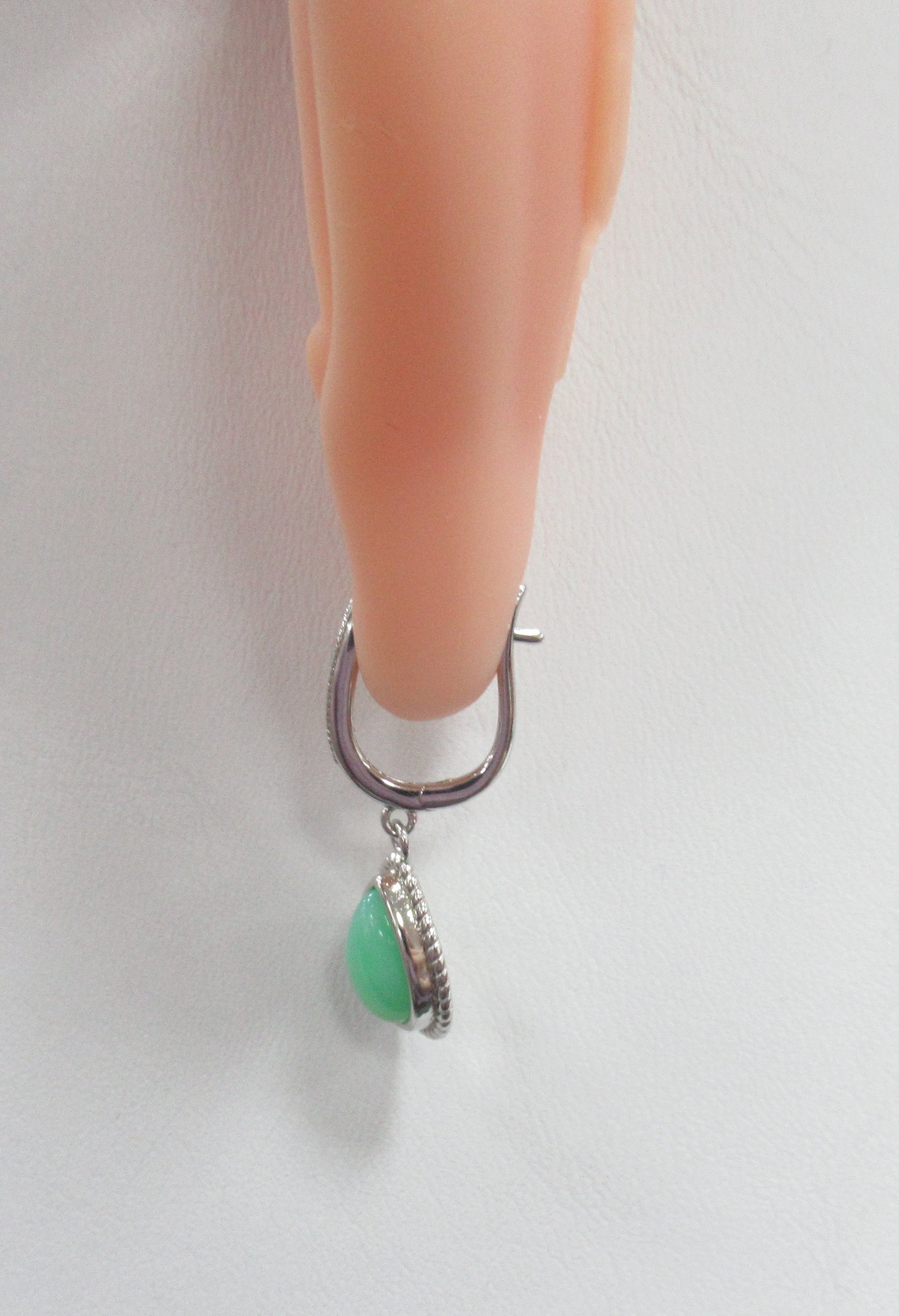 Серебряные серьги с зелеными халцедонами